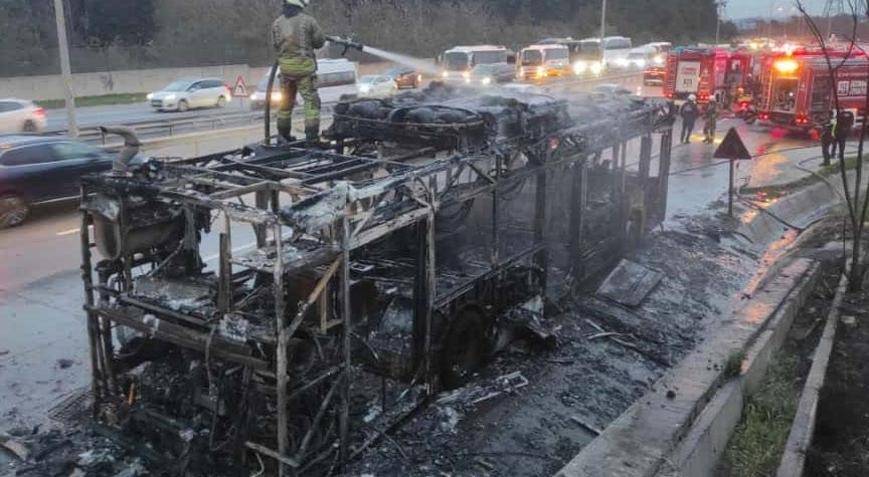 İstanbul Avcılar’da Park Halindeki İETT Otobüsü Alevlere Teslim Oldu!