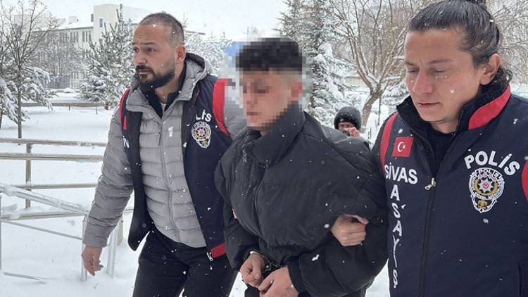SON Dakika- Sivas’ta Yılbaşı Gecesi Bıçaklı Kavga: 19 Yaşındaki Baran Kırmıt Hayatını Kaybetti!
