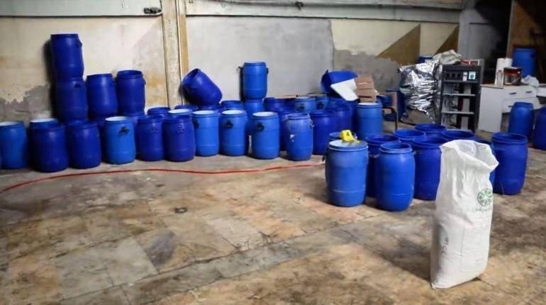 İzmir’de Dev Uyuşturucu Operasyonu: 1,6 Ton Ham Madde ve 2 Gözaltı!