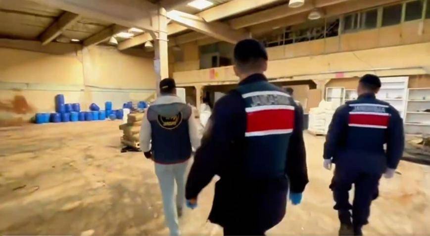 İzmir’de Dev Uyuşturucu Operasyonu: 1,6 Ton Ham Madde ve 2 Gözaltı!