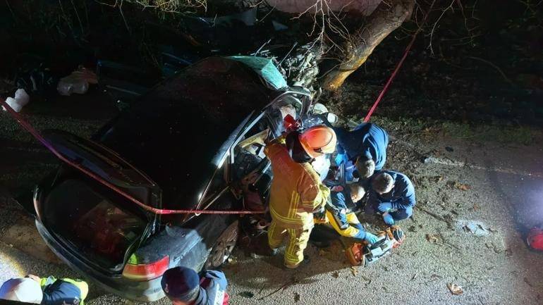 Bursa İnegöl'de Feci Kaza: Otomobil Ağaca Çarptı: 2kişi Can Verdi, 2 Kişi Yaralı!