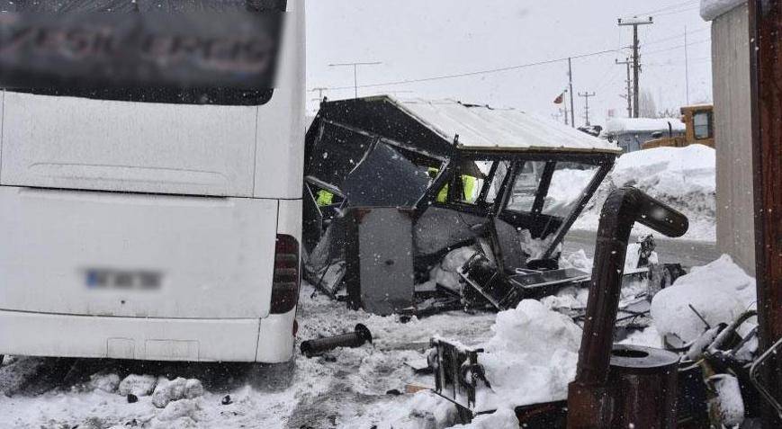 Bitlis’te Yolcu Otobüsü Polis Noktasına Çarptı: 4 Polis Hafif Yaralandı