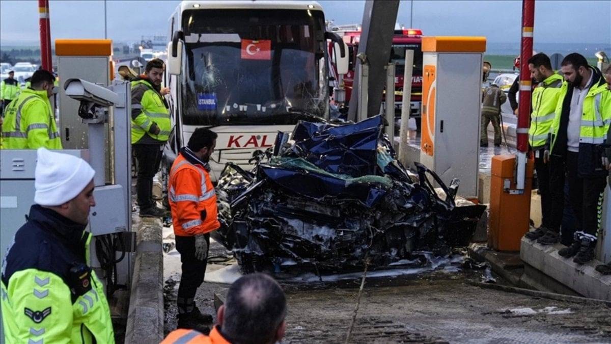 İstanbul’da Feci Kaza: Gişe Önünde Otobüs Otomobile Çarptı, 2 Kişi Hayatını Kaybetti!