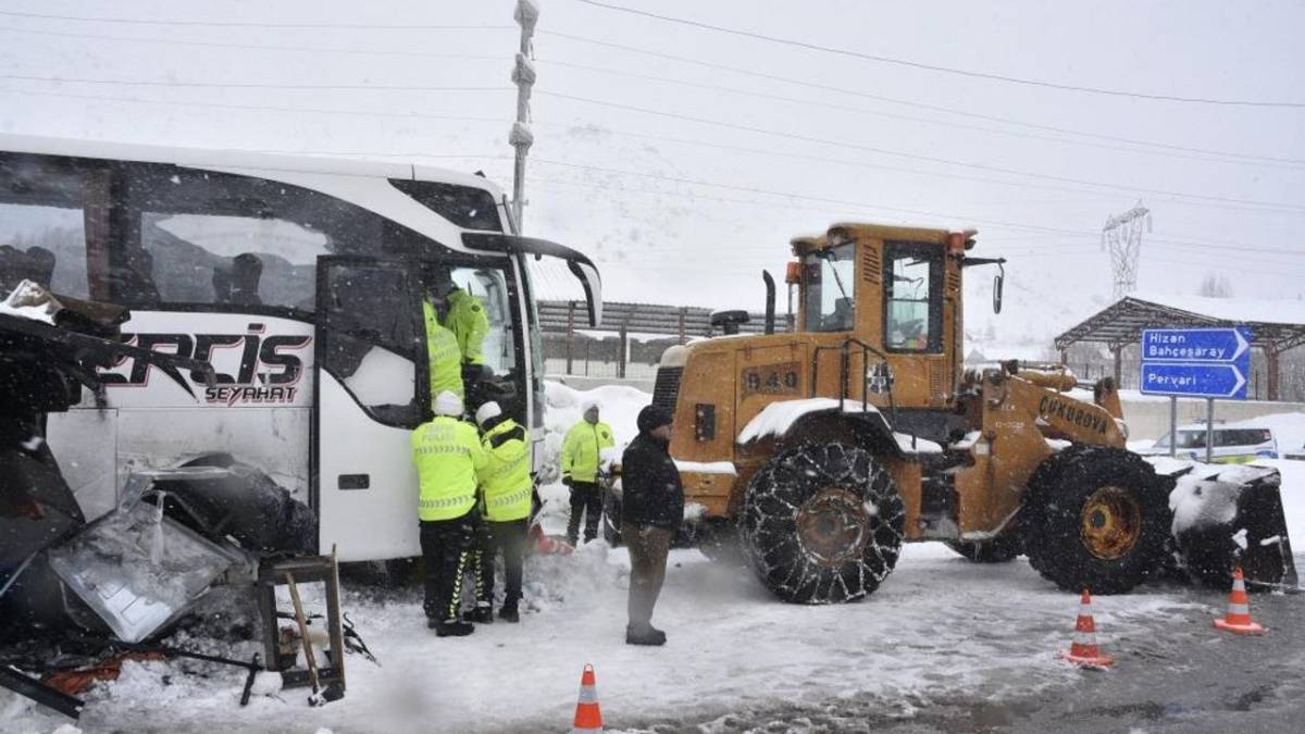 Bitlis’te Yolcu Otobüsü Polis Noktasına Çarptı: 4 Polis Hafif Yaralandı