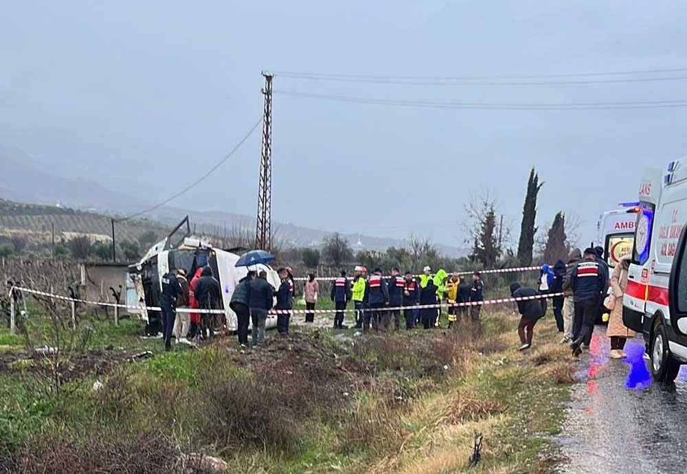 Denizli’de Servis Kazası: Memurları Taşıyan Minibüs Üzüm Bağına Uçtu, 25 Yaralı!
