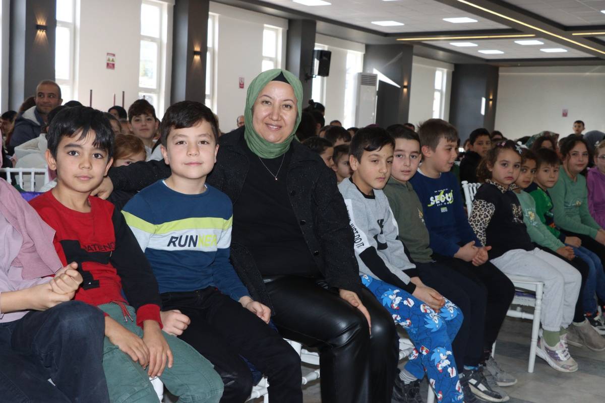 İscehisar’da “Karagöz ve Hacivat” Sahne Aldı, Minikler Eğlenceli Vakit Geçirdi