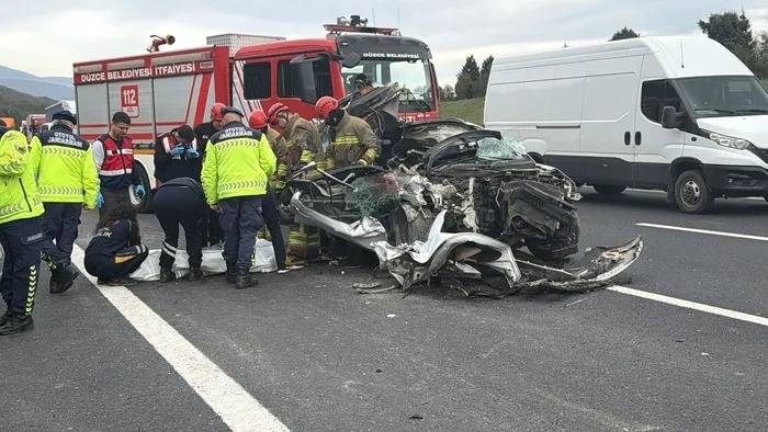 TEM Otoyolu’nda Can Pazarı: TIR’la Çarpışan Otomobil Hurdaya Döndü, 1 Ölü 1 Yaralı!