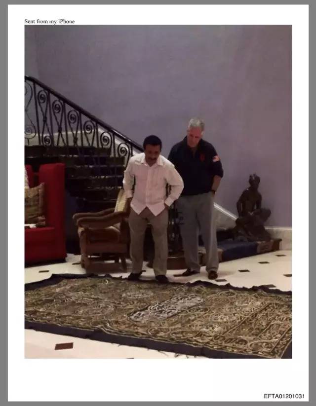 Epstein Dosyalarından Skandal Görüntü: Kâbe Örtüsüne Ait Parçalar Evinde Halı Gibi Kullanılmış!