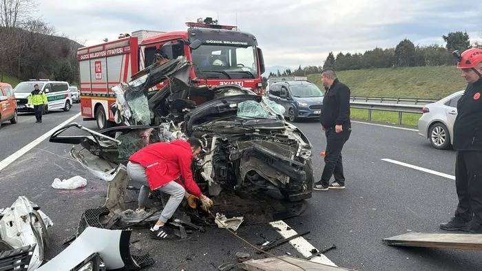 TEM Otoyolu’nda Can Pazarı: TIR’la Çarpışan Otomobil Hurdaya Döndü, 1 Ölü 1 Yaralı!