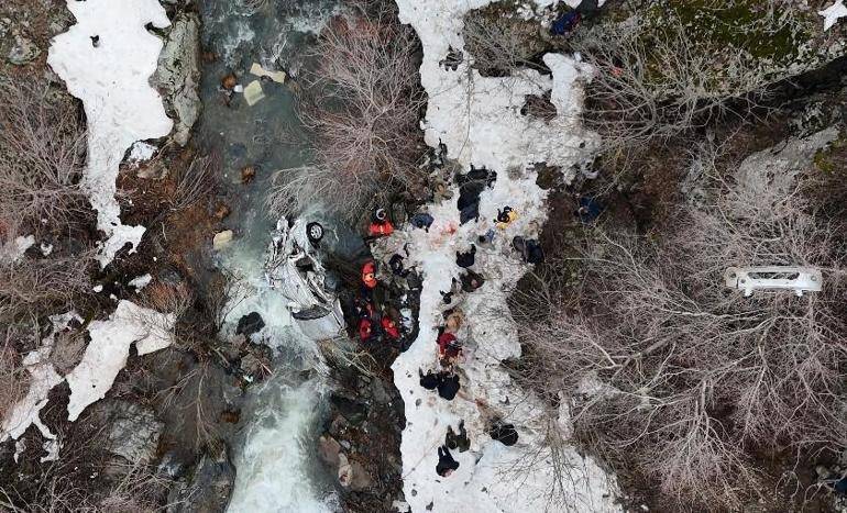 Bitlis’te Feci Kaza: Hafif Ticari Araç Dereye Uçtu, 3 Kişi Hayatını Kaybetti!