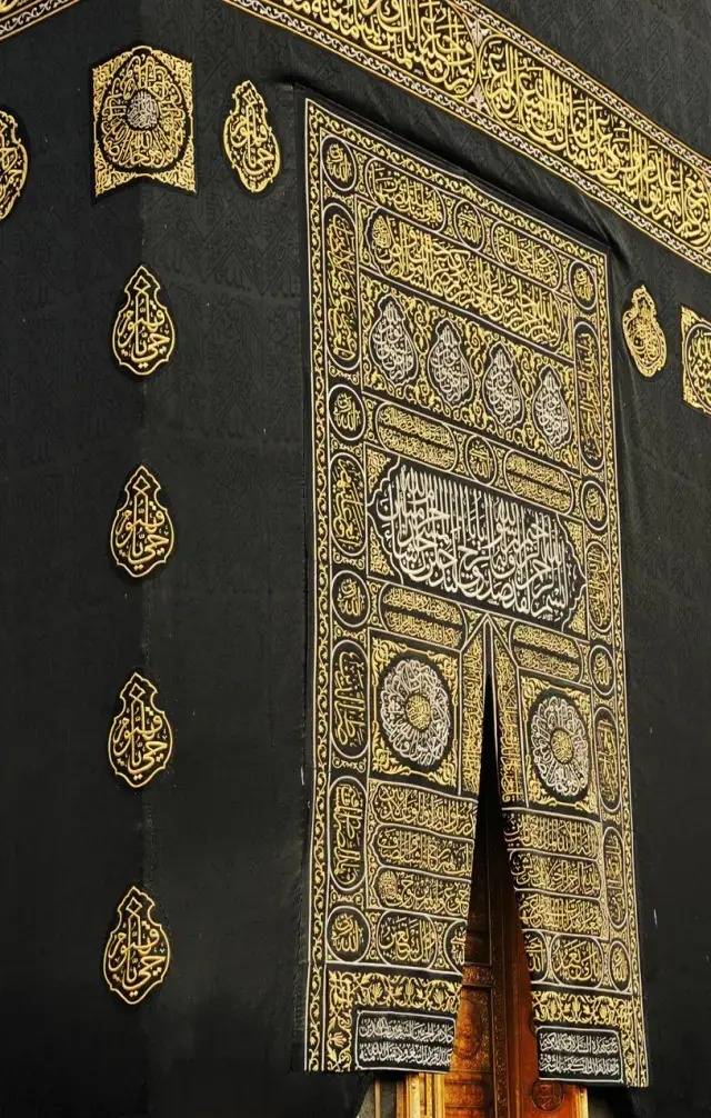 Epstein Dosyalarından Skandal Görüntü: Kâbe Örtüsüne Ait Parçalar Evinde Halı Gibi Kullanılmış!