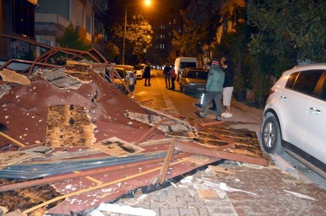 İstanbul’u Şiddetli Fırtına Vurdu: Çatılar Uçtu, Denizde Dev Dalgalar Oluştu!