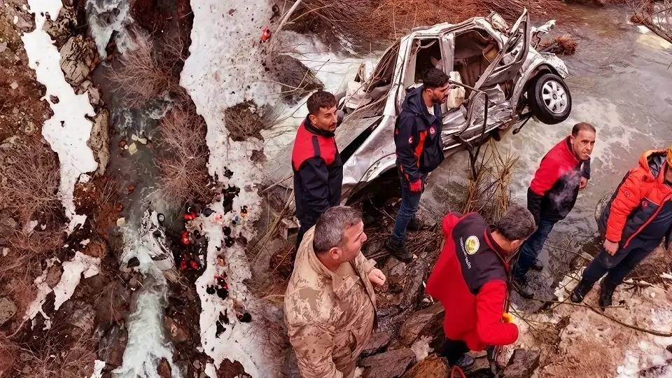 Bitlis’te Feci Kaza: Hafif Ticari Araç Dereye Uçtu, 3 Kişi Hayatını Kaybetti!