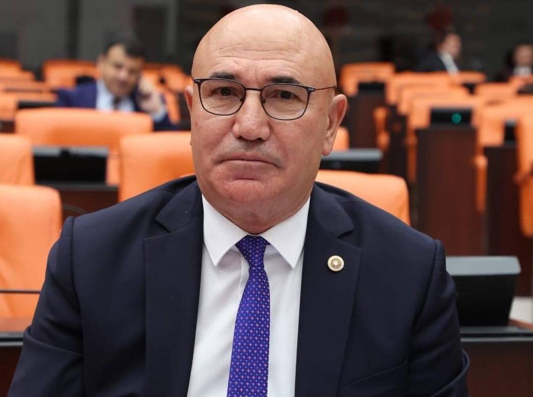 TBMM’de Yemin Töreninde Arbede: Osman Gökçek ile Mahmut Tanal Arasında Yumruk Yumruğa Kavga!