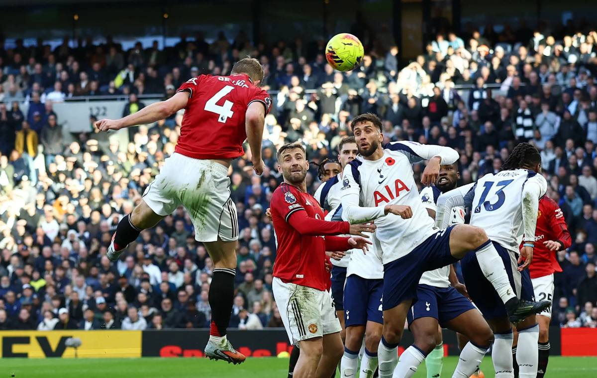 Manchester United, Tottenham Karşısında Üstünlüğü Ele Aldı: Kırmızı Kart ve Gol Geldi!
