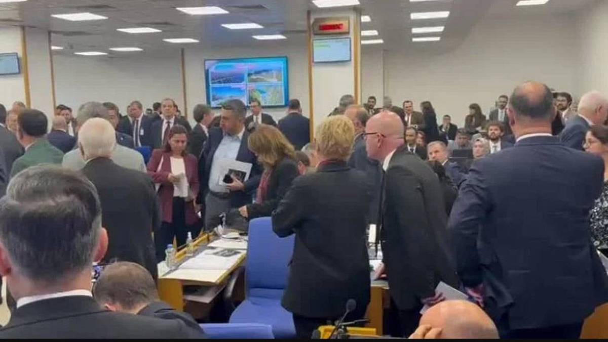 Son Dakika: TBMM’de Yemin Krizi! CHP’li Vekillerden Kürsü Protestosu!