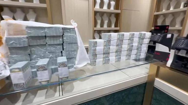 Bakırköy’de Otoparkta 30 Milyon Dolarlık Hırsızlık İddiası: 15 Dakikada 10 Çuval Parayla Kaçtılar!