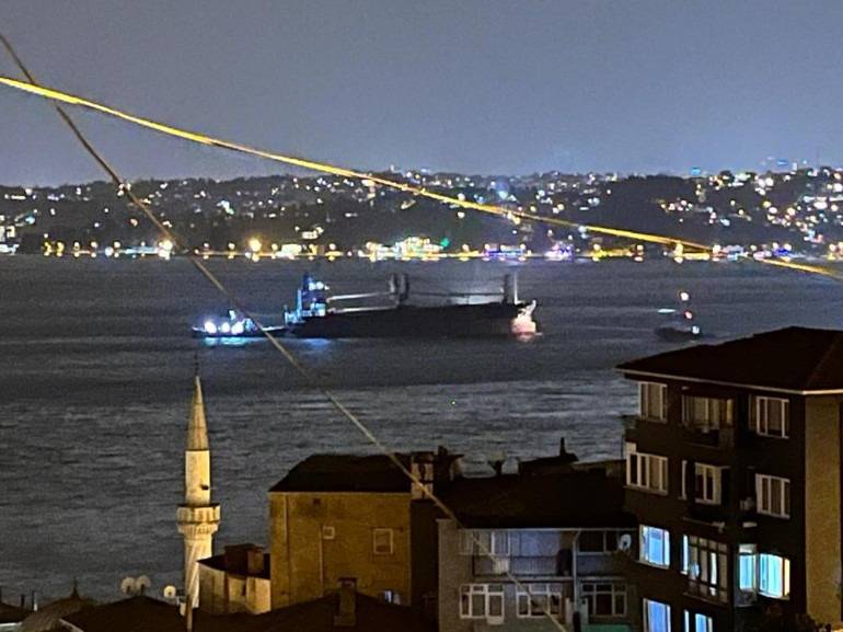 İstanbul’u Şiddetli Fırtına Vurdu: Çatılar Uçtu, Denizde Dev Dalgalar Oluştu!