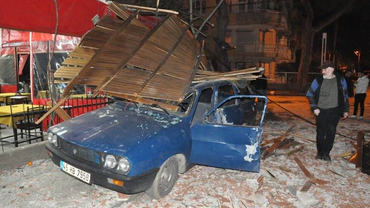 İstanbul’u Şiddetli Fırtına Vurdu: Çatılar Uçtu, Denizde Dev Dalgalar Oluştu!