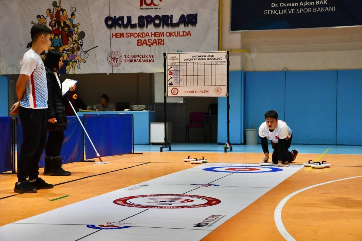 Afyonkarahisar’da Floor Curling Gençler Okul Sporları Müsabakaları Devam Ediyor