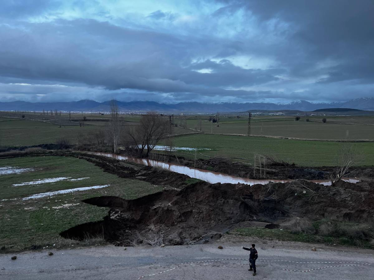 Afyonkarahisar’da Yağmur Sonrası Dev Obruk Yol Trafiğe Kapandı