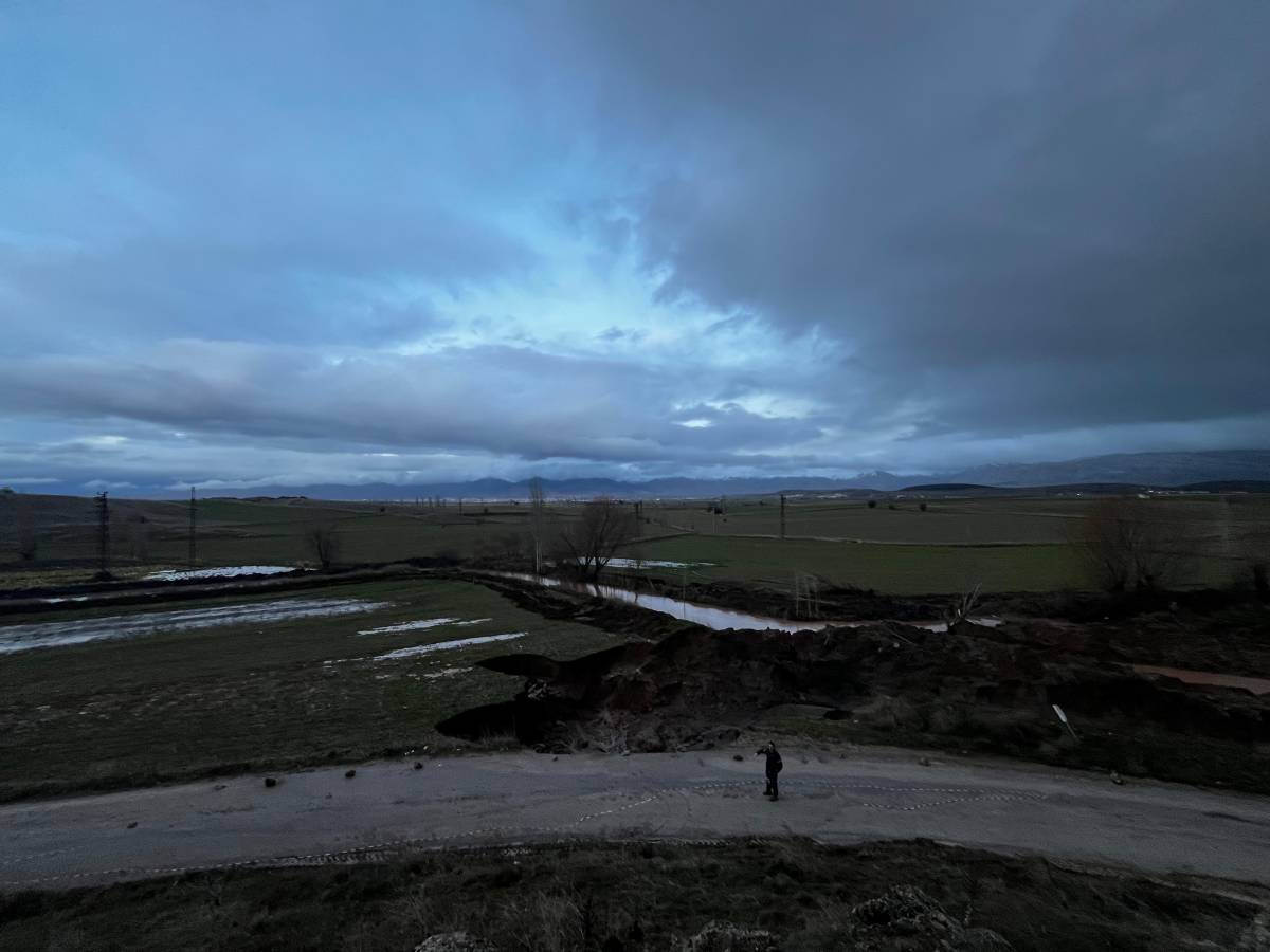 Afyonkarahisar’da Yağmur Sonrası Dev Obruk Yol Trafiğe Kapandı