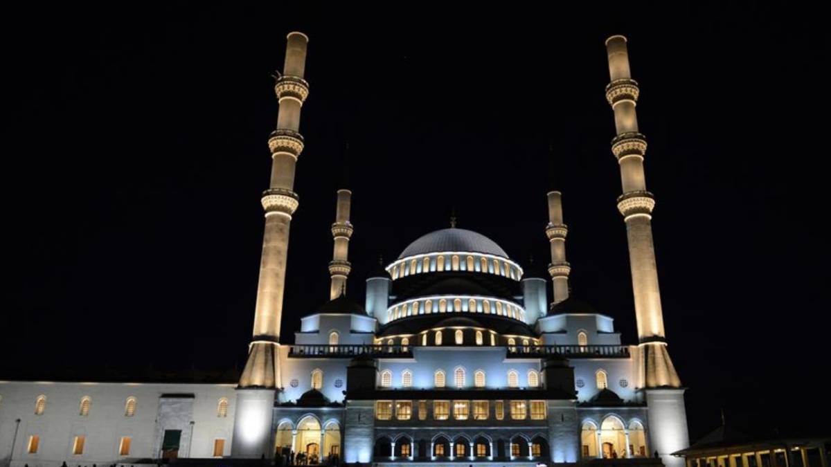 Berat Kandili Ne Zaman, Hangi Güne Denk Geliyor? Berat Gecesinin Önemi ve Yapılacak İbadetler!