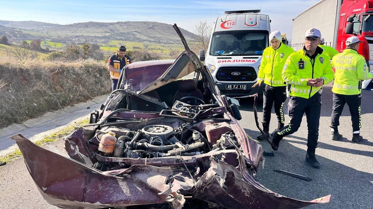 Manisa Kula’da Korkutan Kaza: Otomobil Tırın Altında 150 Metre Sürüklendi - Sürücü Sağ Çıktı!