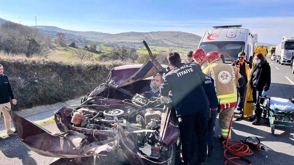 Manisa Kula’da Korkutan Kaza: Otomobil Tırın Altında 150 Metre Sürüklendi - Sürücü Sağ Çıktı!