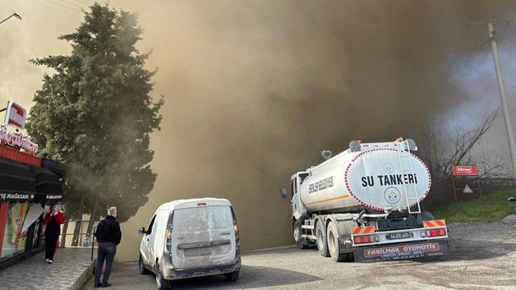 Sakarya’da Şekerleme Fabrikasında Yangın: Ekipler Müdahale Ediyor!