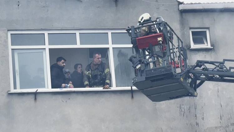 Büyükçekmece’de Korkutan Yangın: Mahsur Kalanlar İtfaiye Tarafından Kurtarıldı!