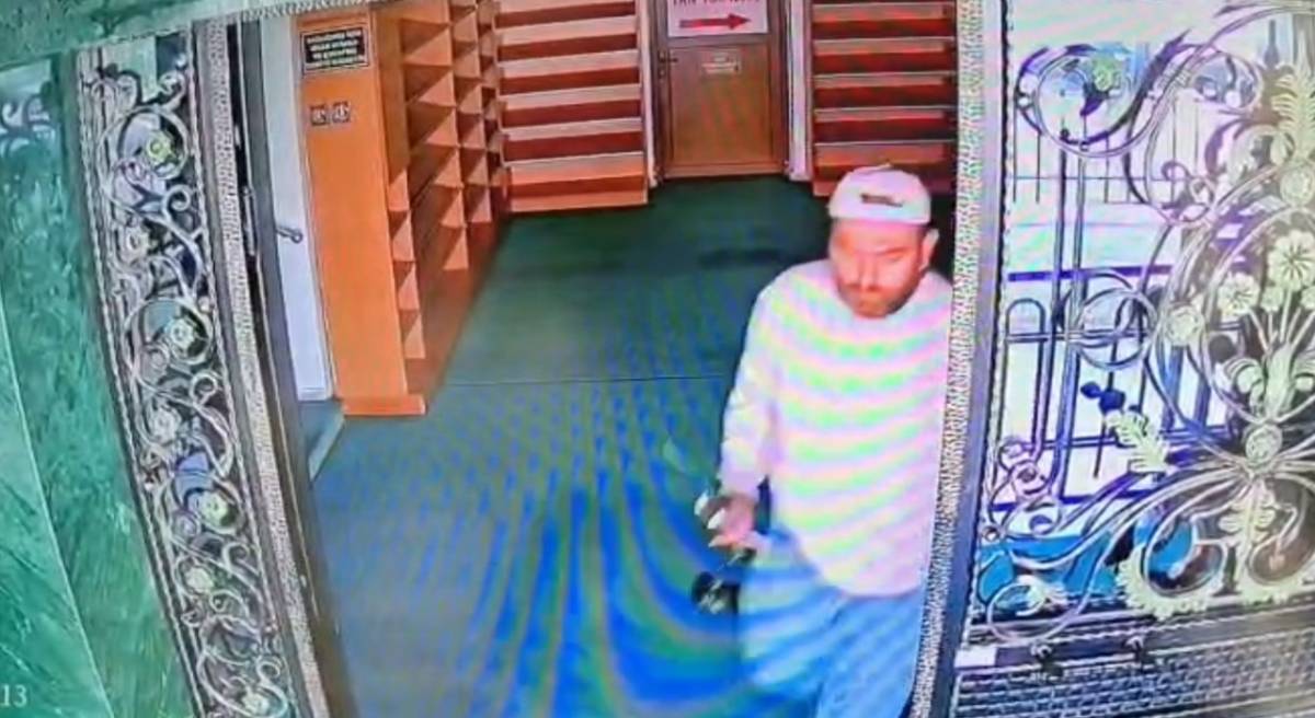 Oltayla Camiye Girdi, Mikrofonları Çaldı: Şüpheli Kamerada!