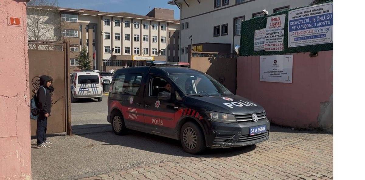Çekmeköy’de Lisede Bıçaklı Saldırı: 2 Öğretmen ve 1 Öğrenci Yaralandı!