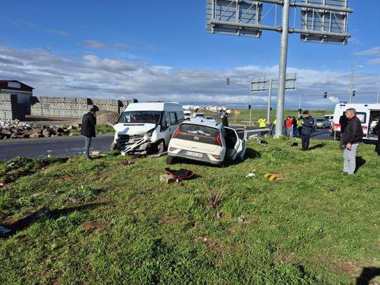 SON DAKİKA: Diyarbakır’da Feci Kaza! Öğrenci Servisi ile Otomobil Çarpıştı: 13 Yaralı!