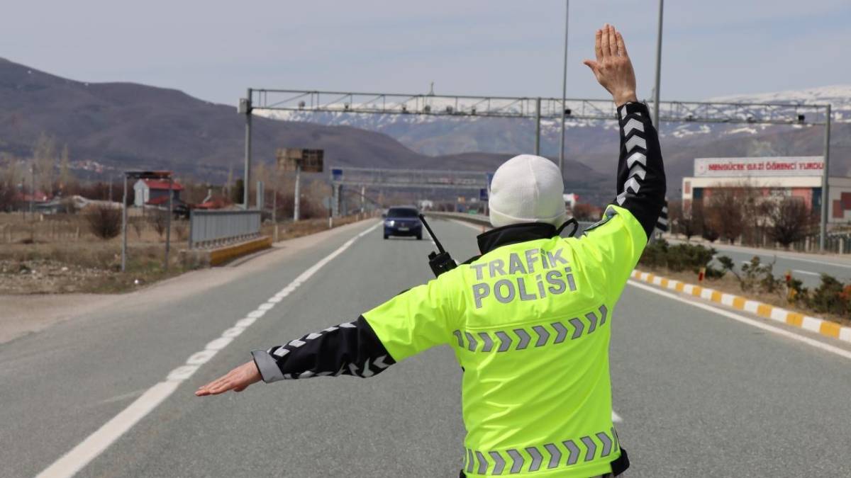 2026 Yeni Trafik Cezaları Belli Oldu: Hız, Alkol, Kırmızı Işık ve Makas Cezası Ne Kadar?