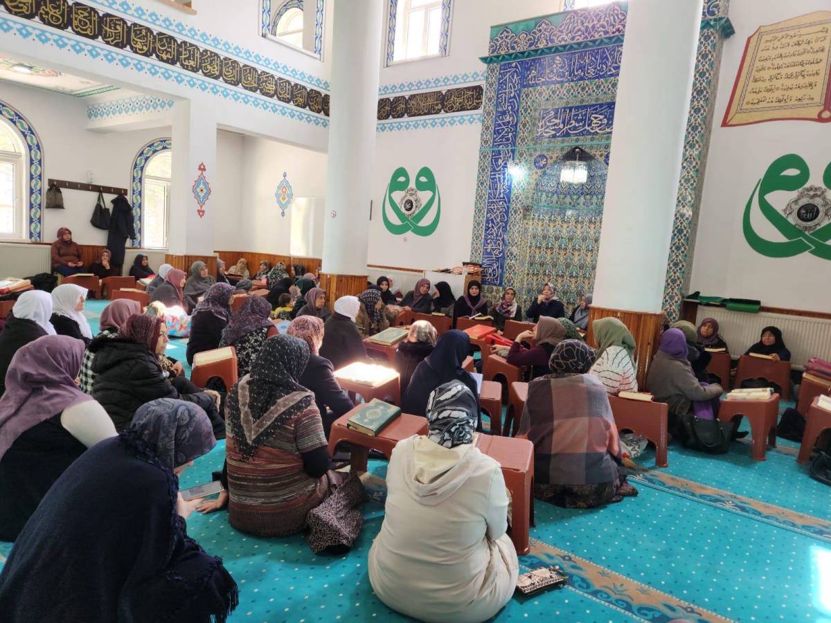 Afyonkarahisar’da Kadınlara Yönelik Kadir Gecesi Programları Düzenlendi