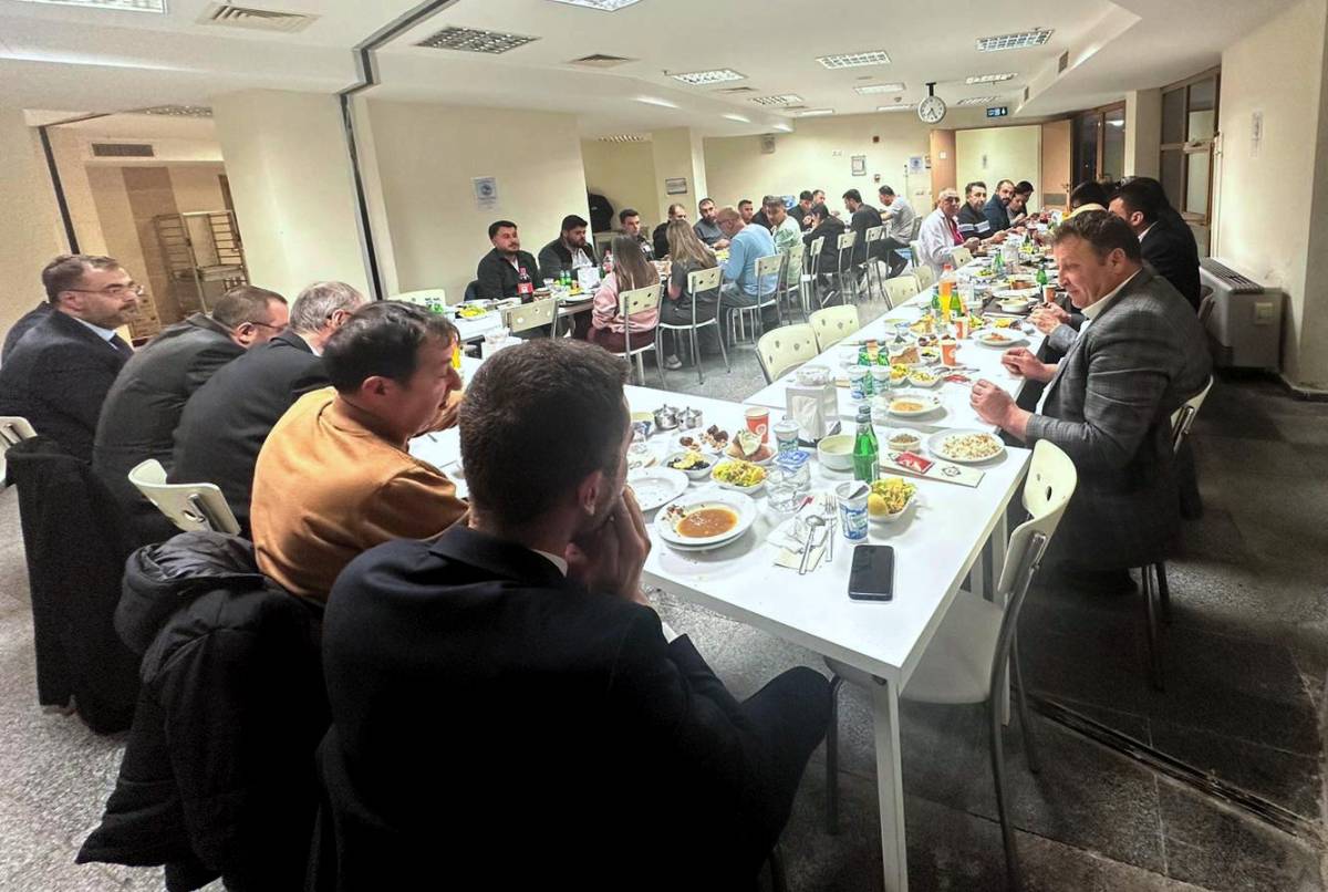 İl Sağlık Müdürü Öztürk, Çay Devlet Hastanesi’nde Sağlık Çalışanlarıyla İftarda Buluştu