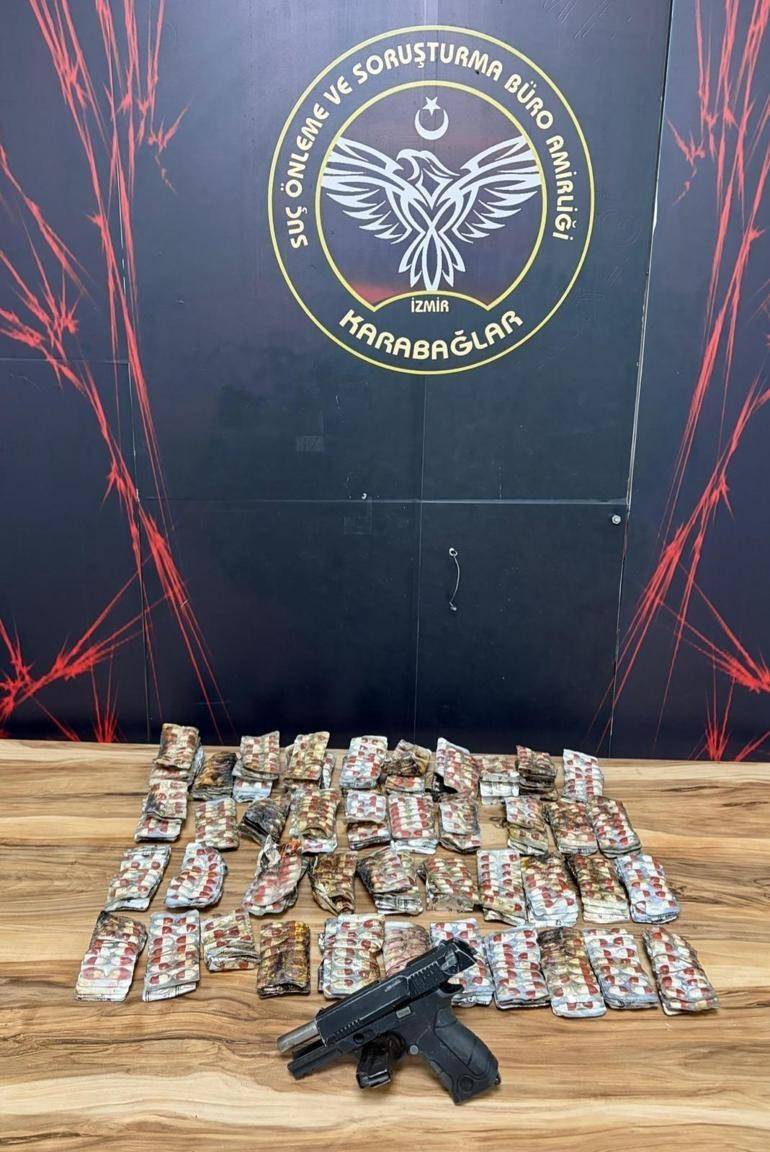 İzmir Karabağlar’da Şüpheli Yangın: Binlerce Uyuşturucu Hap ve Silah Ele Geçirildi!