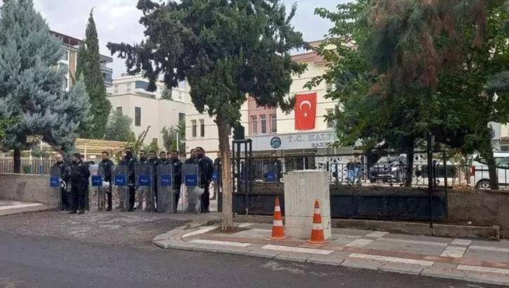 ŞanlıUrfa Halfeti Belediyesi’nde Yolsuzluk Operasyonu: Eski Başkan Dahil 49 Kişi Gözaltında!