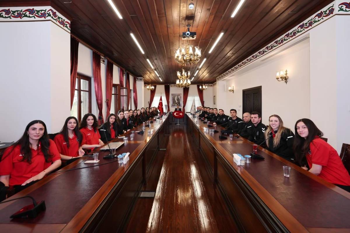 Afyon Belediye Yüntaş Kadın Voleybol Takımı’ndan Vali Aktaş’a Şampiyonluk Ziyareti