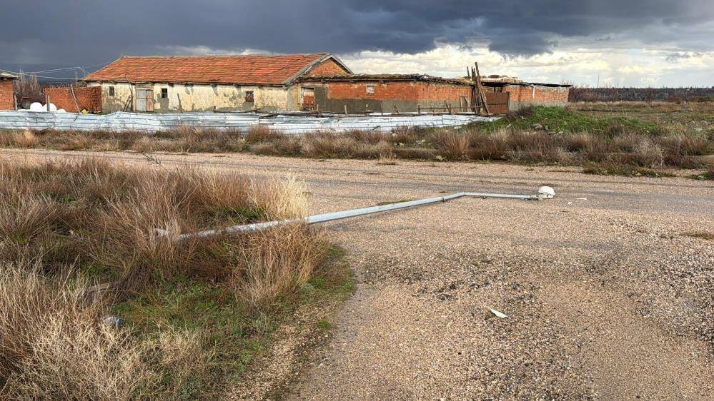 Afyonkarahisar’da Aydınlatma Direği Yol Ortasına Devrildi: Facianın Eşiğinden Dönüldü
