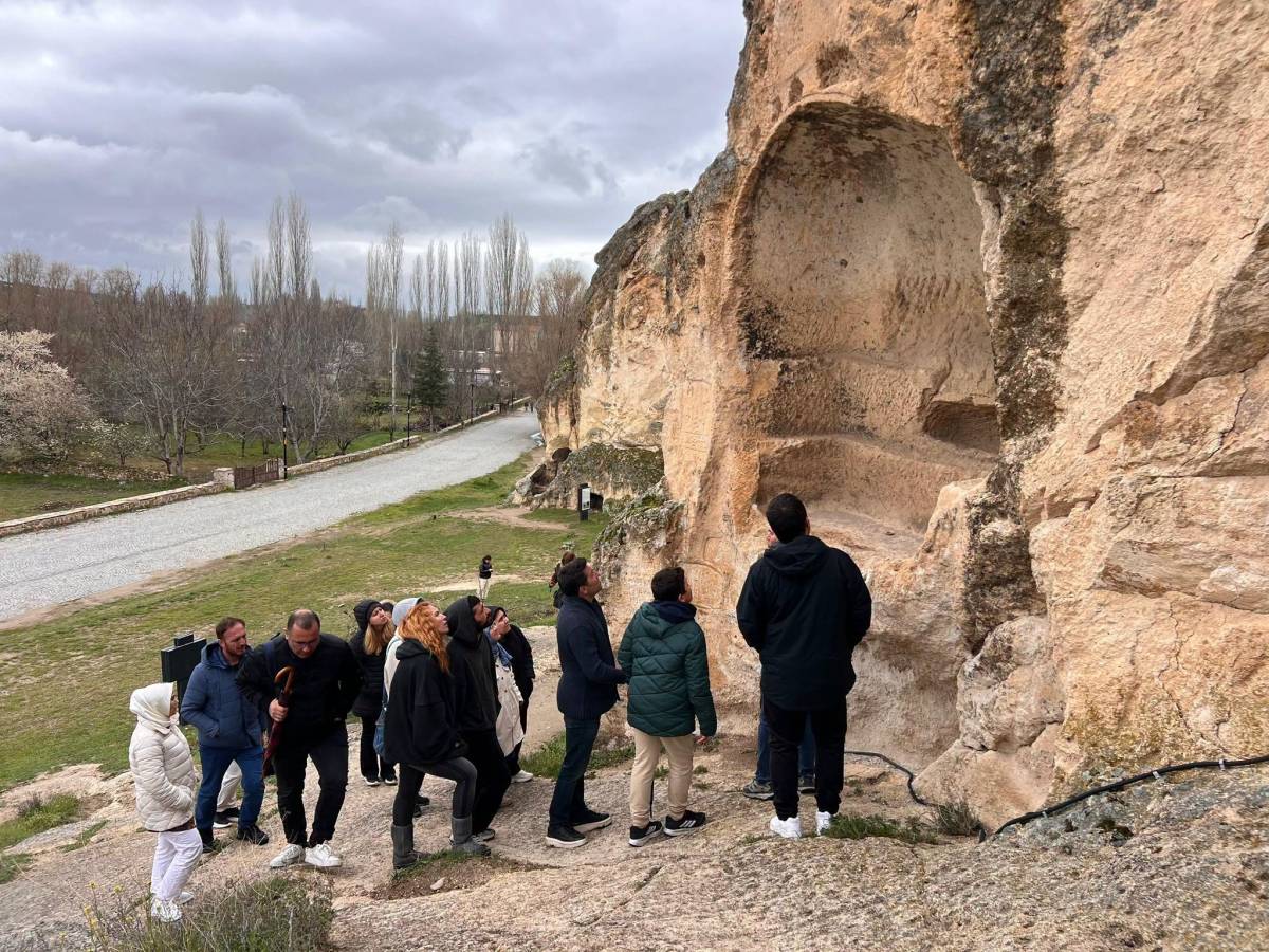 Afyonkarahisar’da Öğretmenlere Kültür Turu: Tarih ve Miras Yerinde Anlatıldı