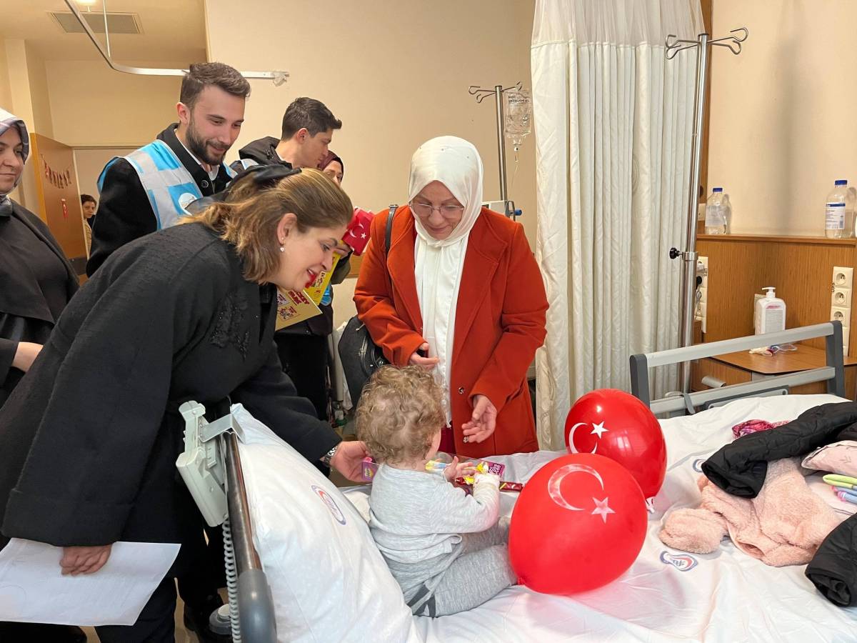 AK Parti Afyonkarahisar Kadın Kolları’ndan Hastanedeki Miniklere Sürpriz