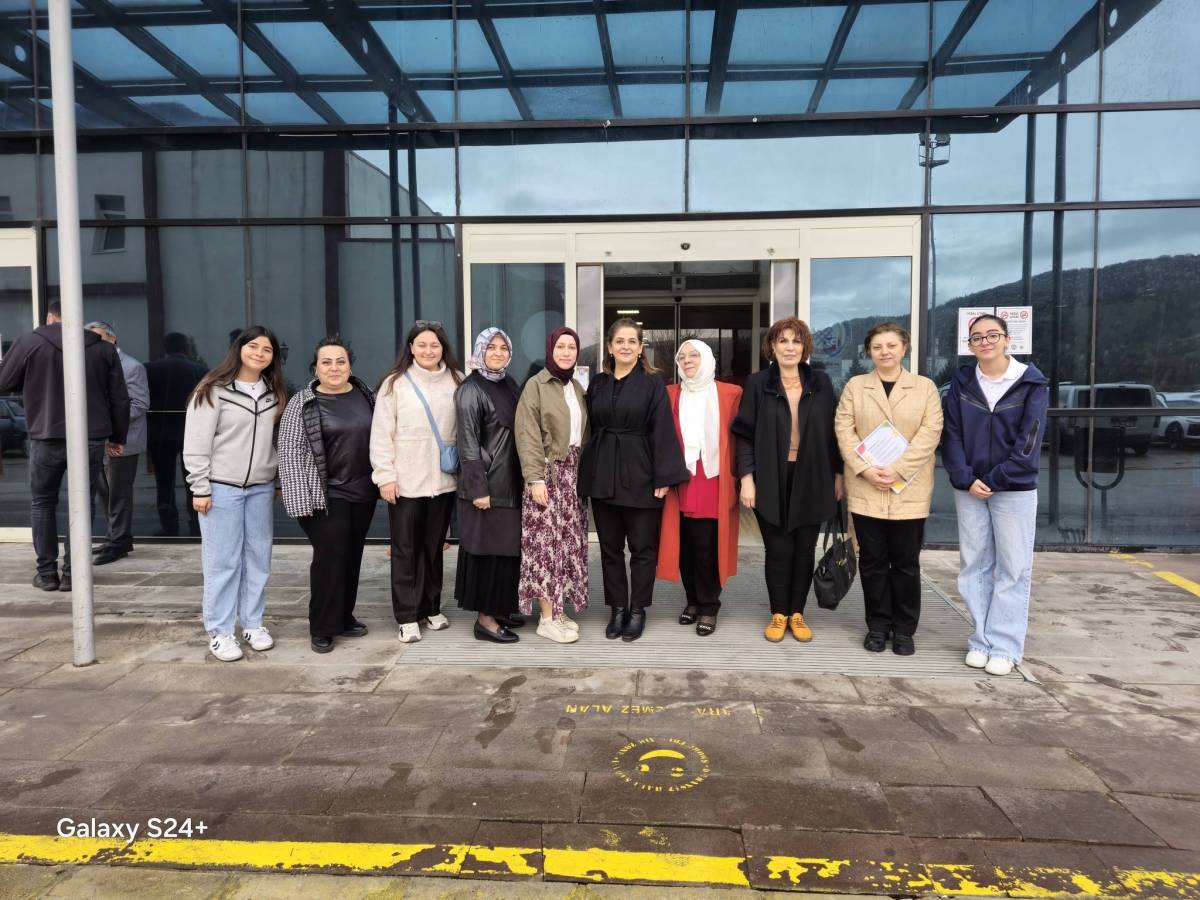 AK Parti Afyonkarahisar Kadın Kolları’ndan Hastanedeki Miniklere Sürpriz