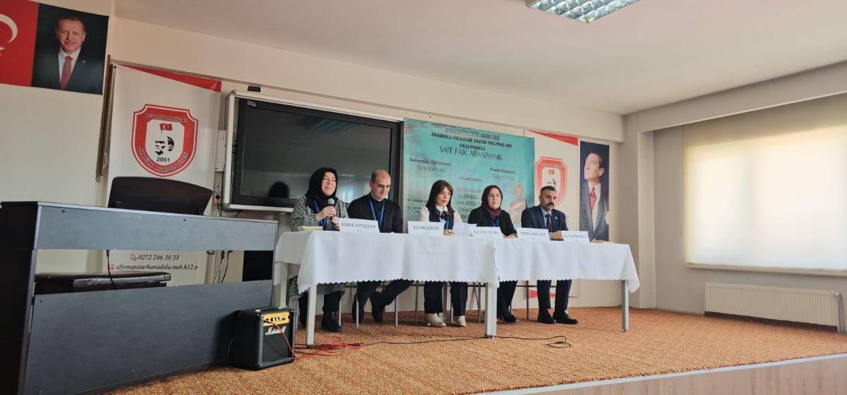 Atatürk Anadolu Lisesi’nden Türkiye’de Bir İlk: Veliler Panelde Buluştu