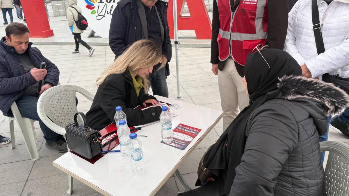 CHP Afyonkarahisar Gençlik Kolları’ndan Üye Seferberliği: 4 Saatte 40 Kişi Katıldı