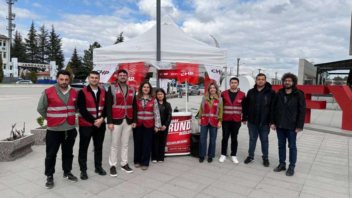 CHP Afyonkarahisar Gençlik Kolları’ndan Üye Seferberliği: 4 Saatte 40 Kişi Katıldı