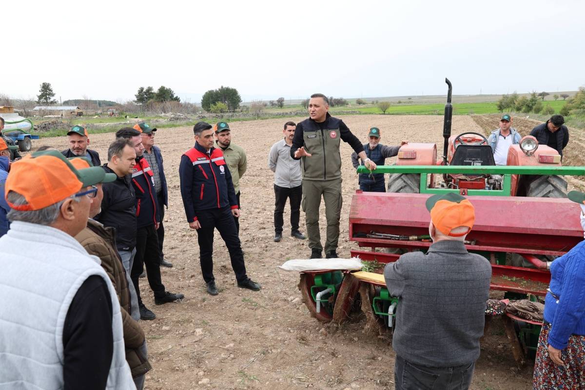 Dinar’da %100 Hibeli Kekik Yetiştiriciliği Projesi İçin Tarla Günü Düzenlendi