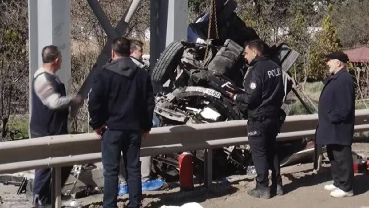 Son Dakika: Ankara’da Feci Otobüs Kazası! Üst Geçide Çarpan Araçta 4 Kişi Hayatını Kaybetti!