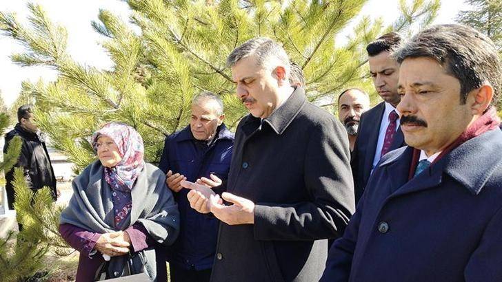 İçişleri Bakanı Çiftçi, Kırşehir’de Neşet Ertaş’ın Kabrini Ziyaret Etti!